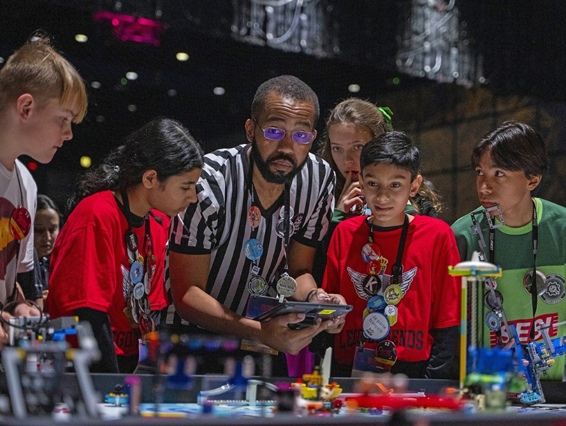 FLL Referee discussing score with FLL Team